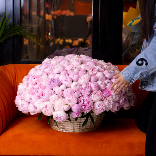 Корзина из 201 розового пиона