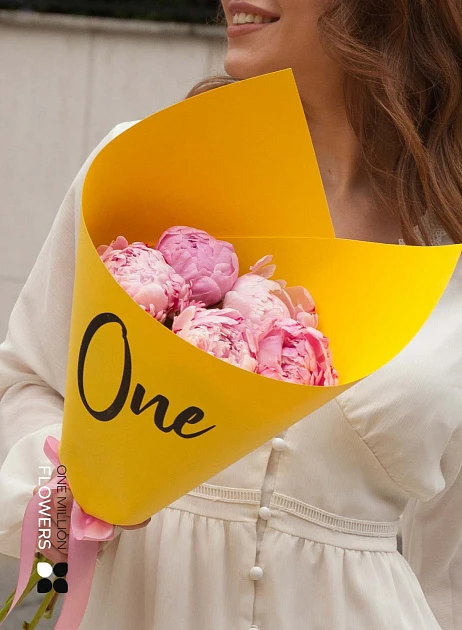 Букет из 5 розовых пионов "Сара Бернар" Yellow One